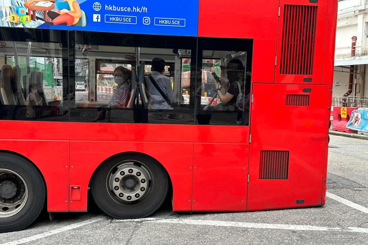 油麻地傍晚有九巴行錯路,欲掉頭離開時車尾不慎「晾底」。(網上圖片)