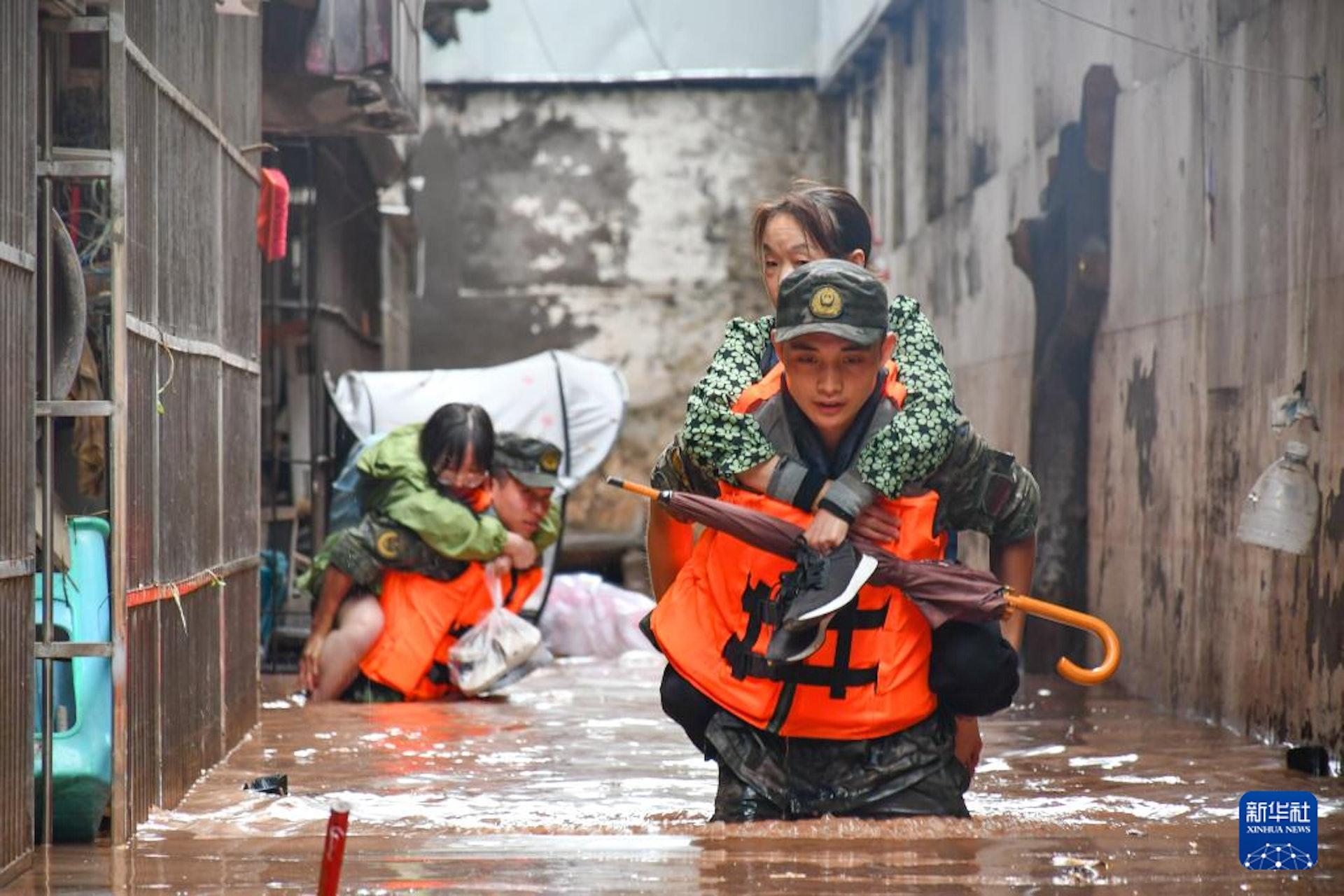 重慶暴雨|萬州區遇67年最大雨災 增至17死2人失蹤 (新華社)