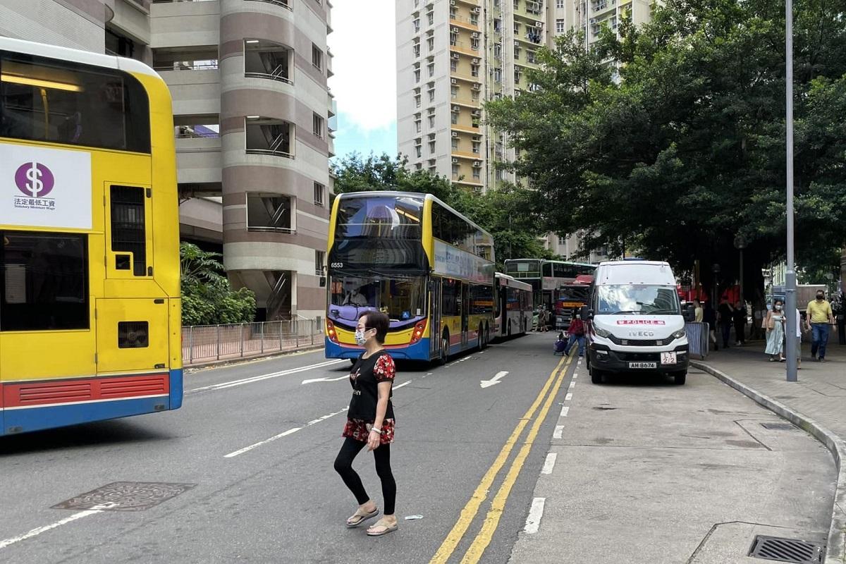 逸東邨有兩輛新大嶼山巴士相撞,大批巴士在總站外塞車等候進入。(網民Debby Ming@FB群組「東涌friends club」)