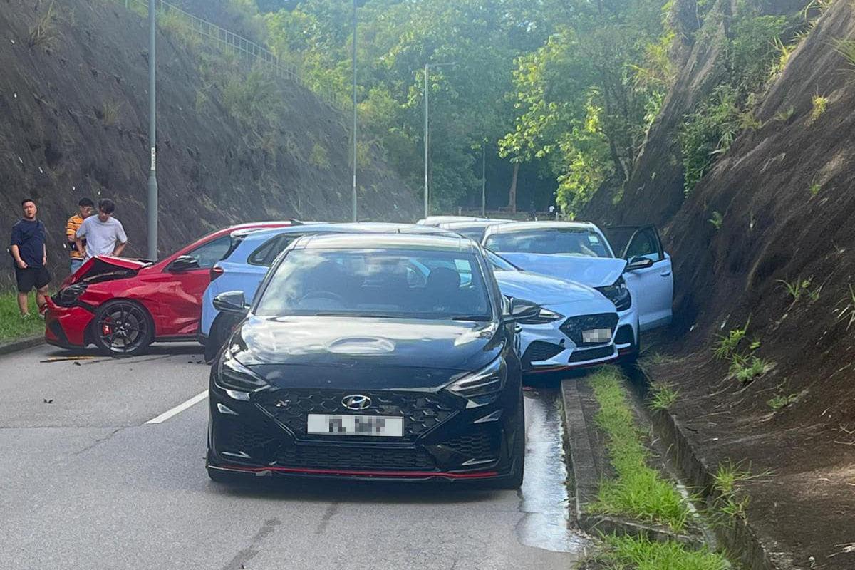 新娘潭路周日早上發生9車連環相撞交通意外。(網上圖片)