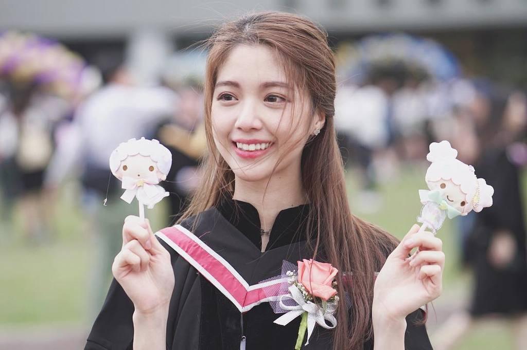 陳曉華在名校真光女書院畢業,DSE考獲27分成績入讀中大護理系。