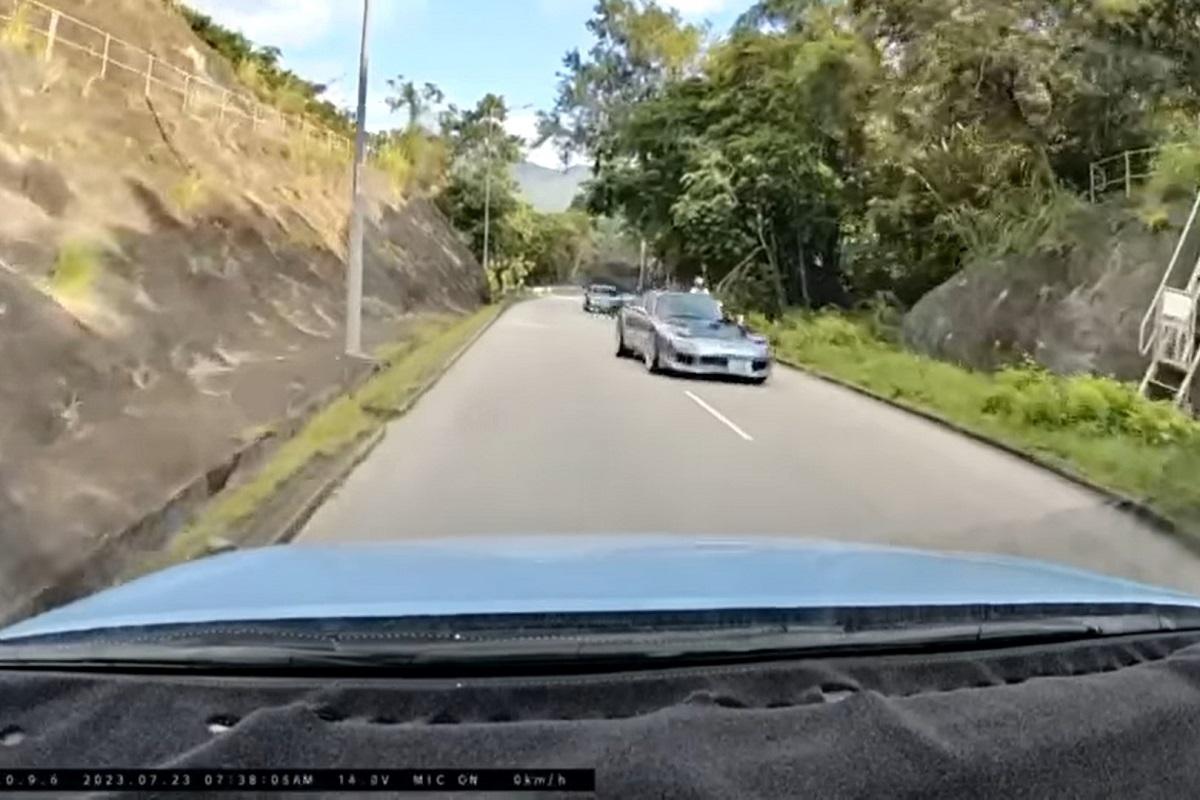 新娘潭路早上發生9車連環相撞,車Cam影片顯示對面有車突逆線爬頭。(網上片段截圖)