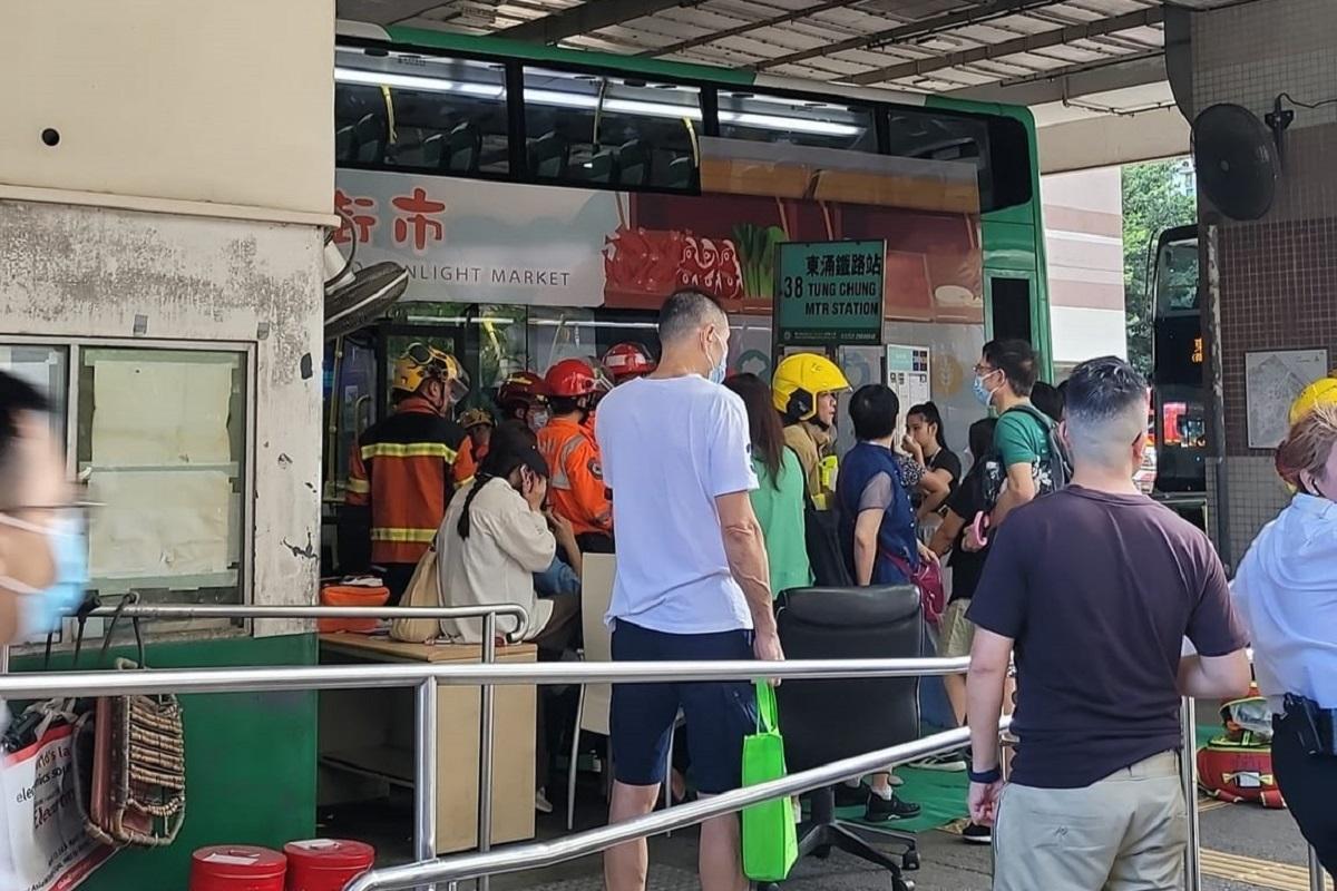 逸東邨有兩輛新大嶼山巴士相撞,釀成多人受傷。(網民Wong Yin Yee@FB群組「東涌逸東邨谷」)