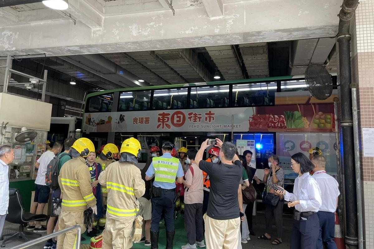 逸東邨有兩輛新大嶼山巴士相撞,釀成多人受傷。(網民Debby Ming@FB群組「東涌friends club」)