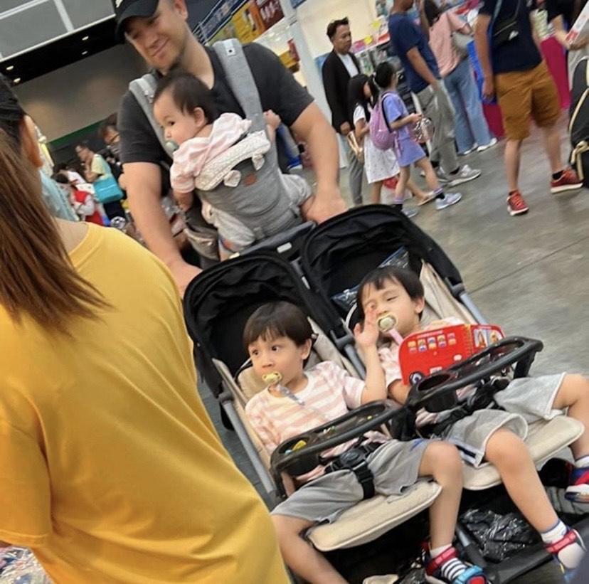 張致恒Steven被捕獲一拖三行書展。