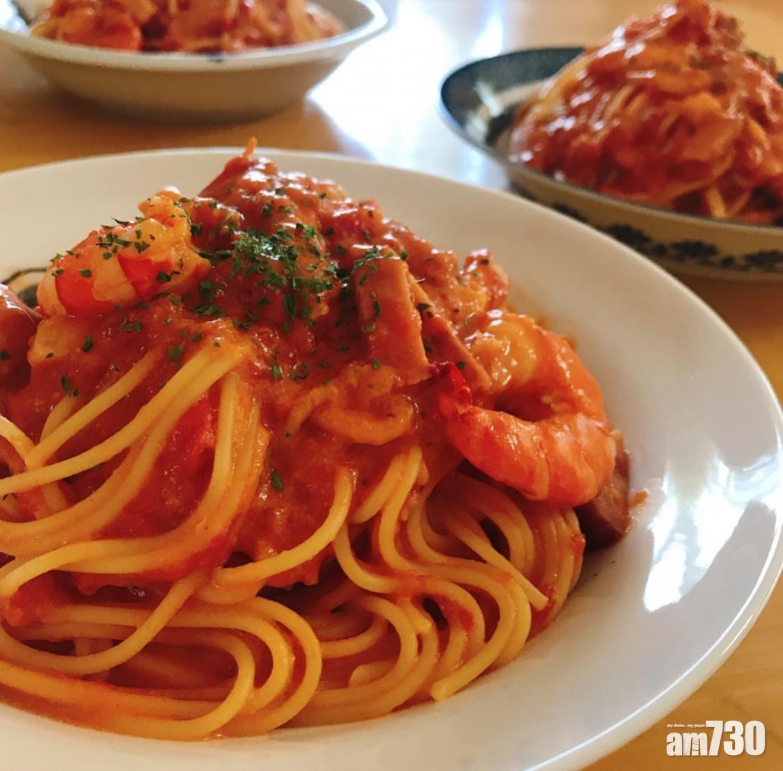 簡易食譜|可在意粉上加上香草增添色彩。(instagram@izumogu_)