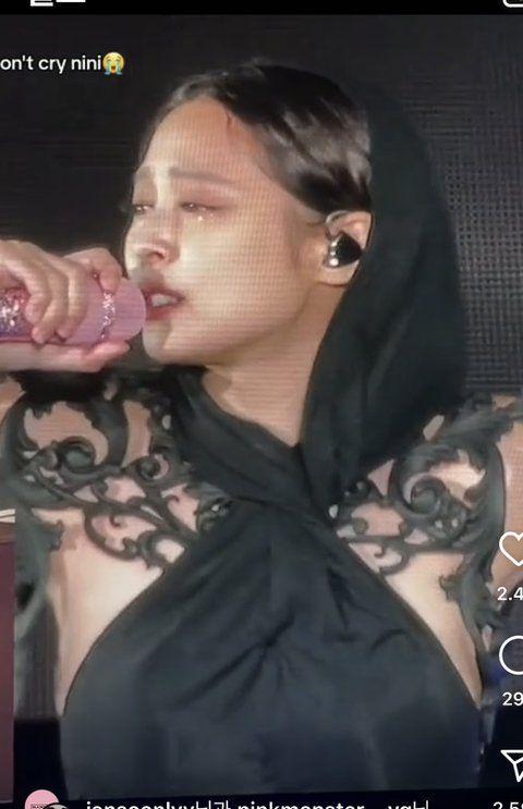 Jennie在英國表演時情緒失控,被台下觀眾拍到落淚畫面。