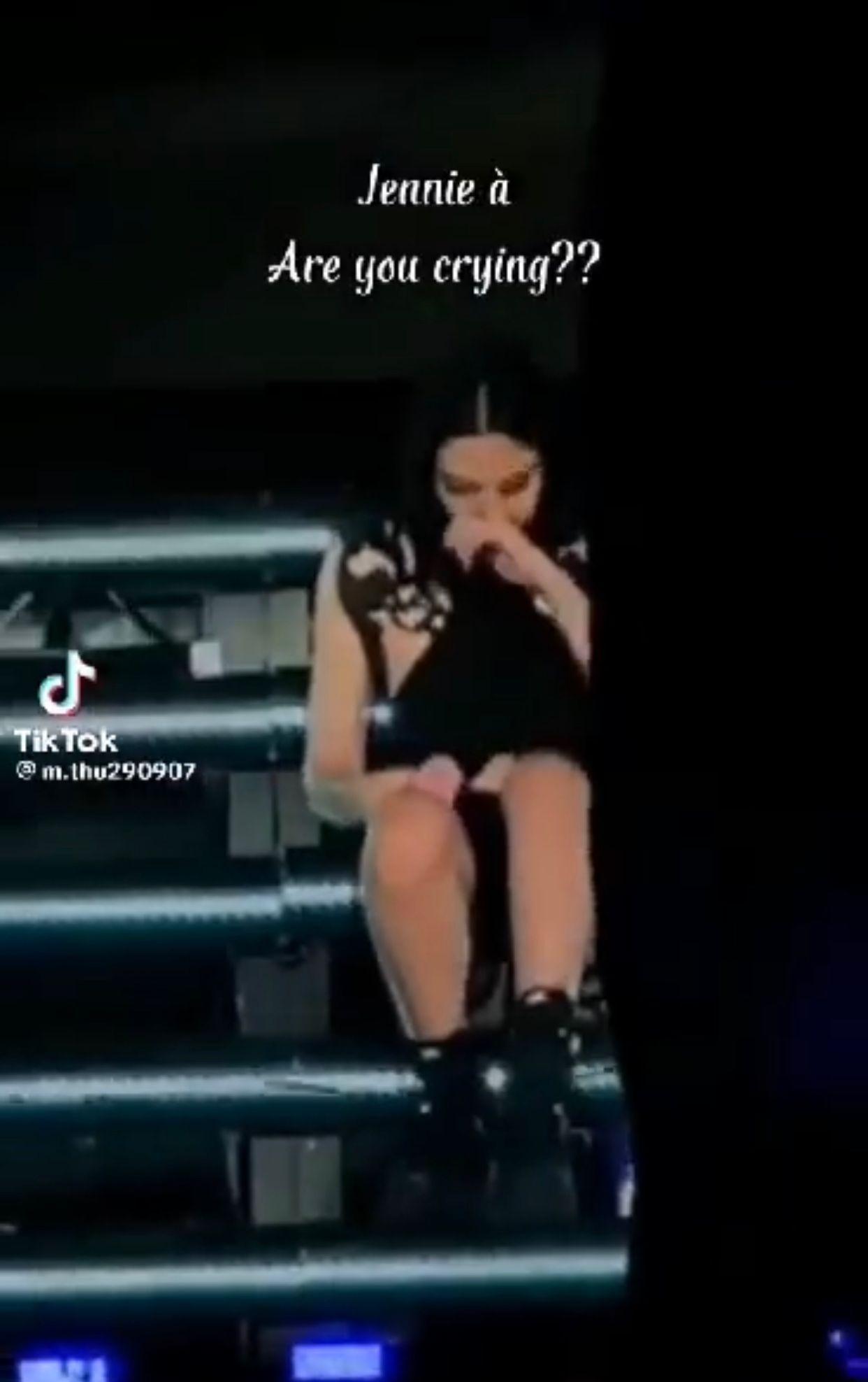 Jennie在英國表演時情緒失控,被台下觀眾拍到落淚畫面。