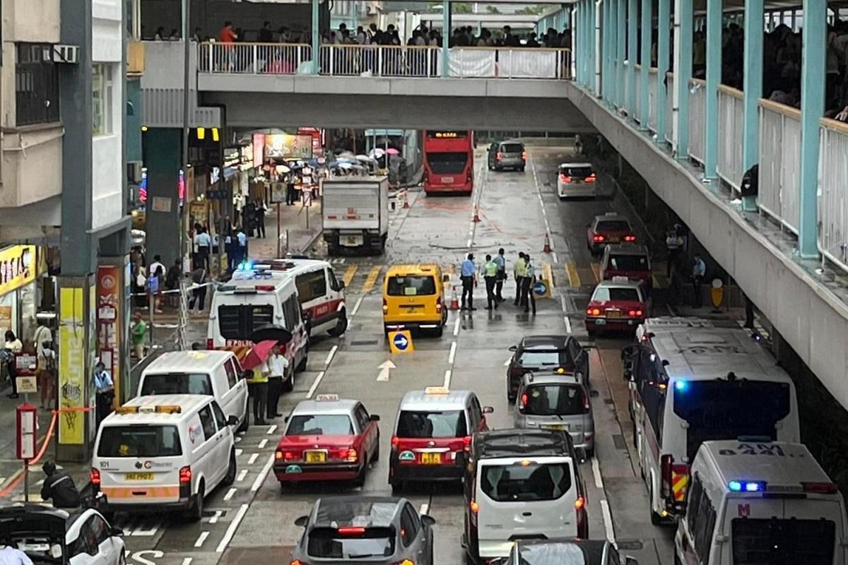 旺角道下午天降「石屎雨」擊中一輛貨車,現場交通擠塞。(網上圖片)