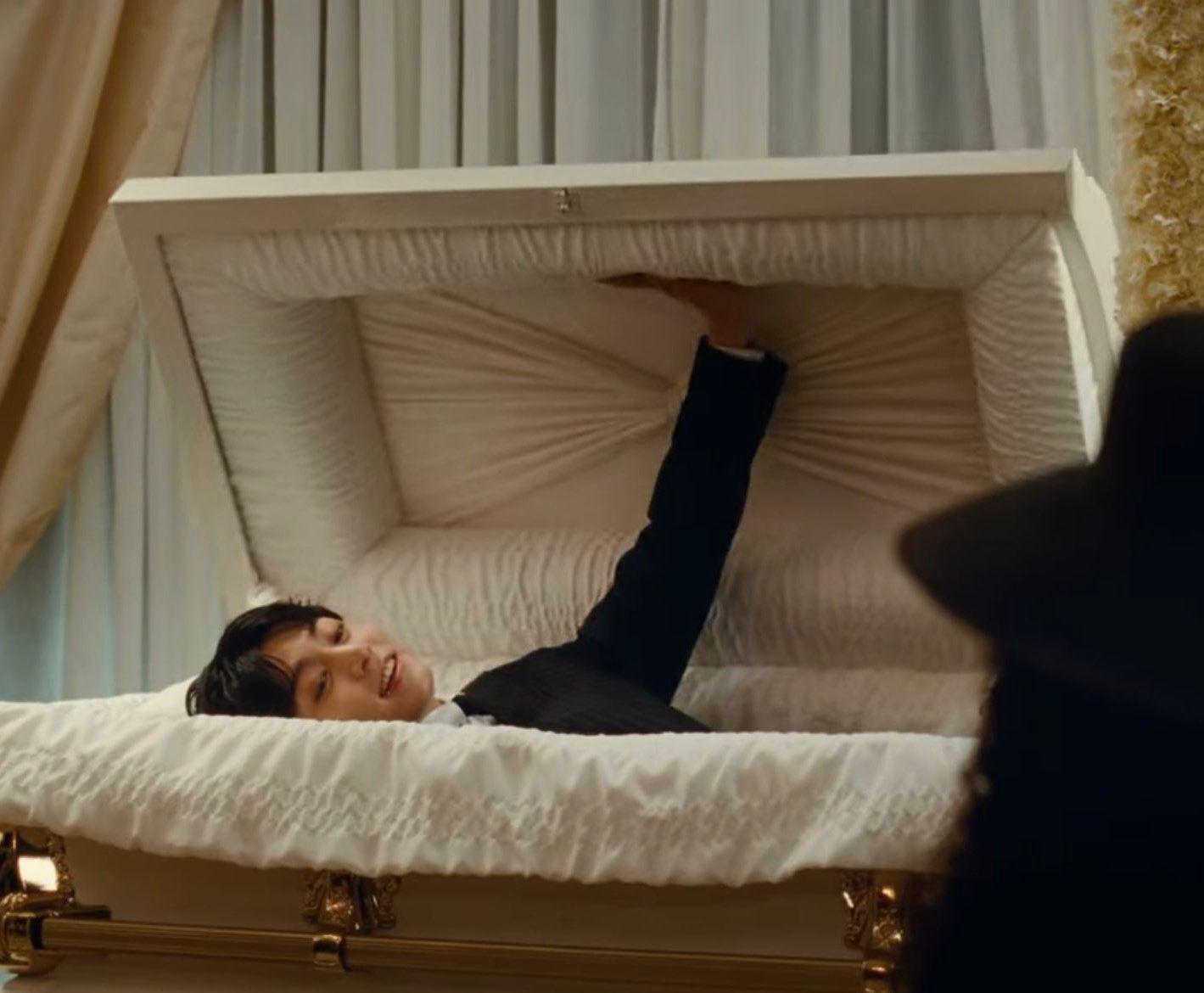 柾國百無禁忌,為MV瞓棺材演出。