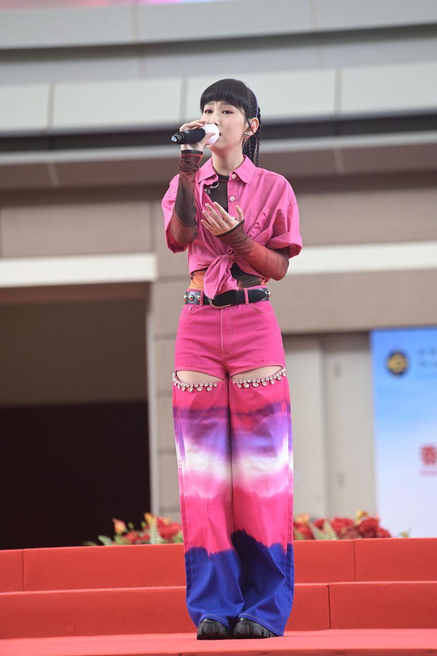 18歲的炎明熹首次入馬場更有下注,令她表示感覺奇妙。