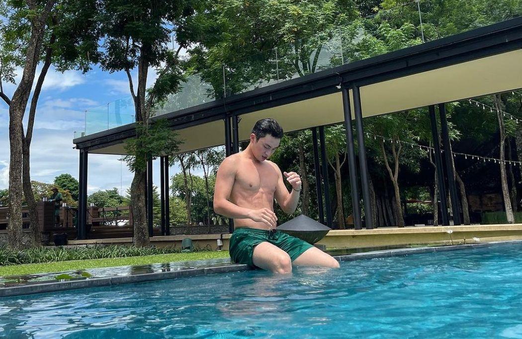 周嘉洛分享泳照曬肌肉 網民讚身形厚實勁吸睛