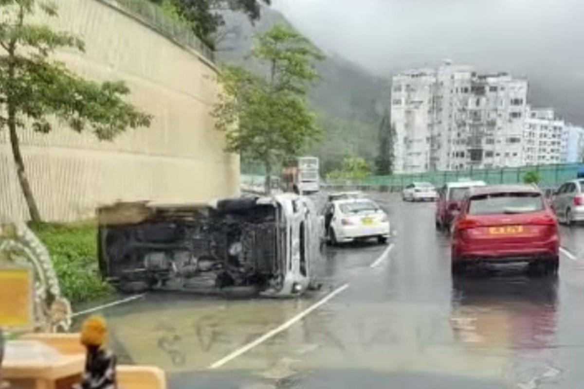 龍翔道有客貨車疑天雨路滑失事翻側。(網上圖片)