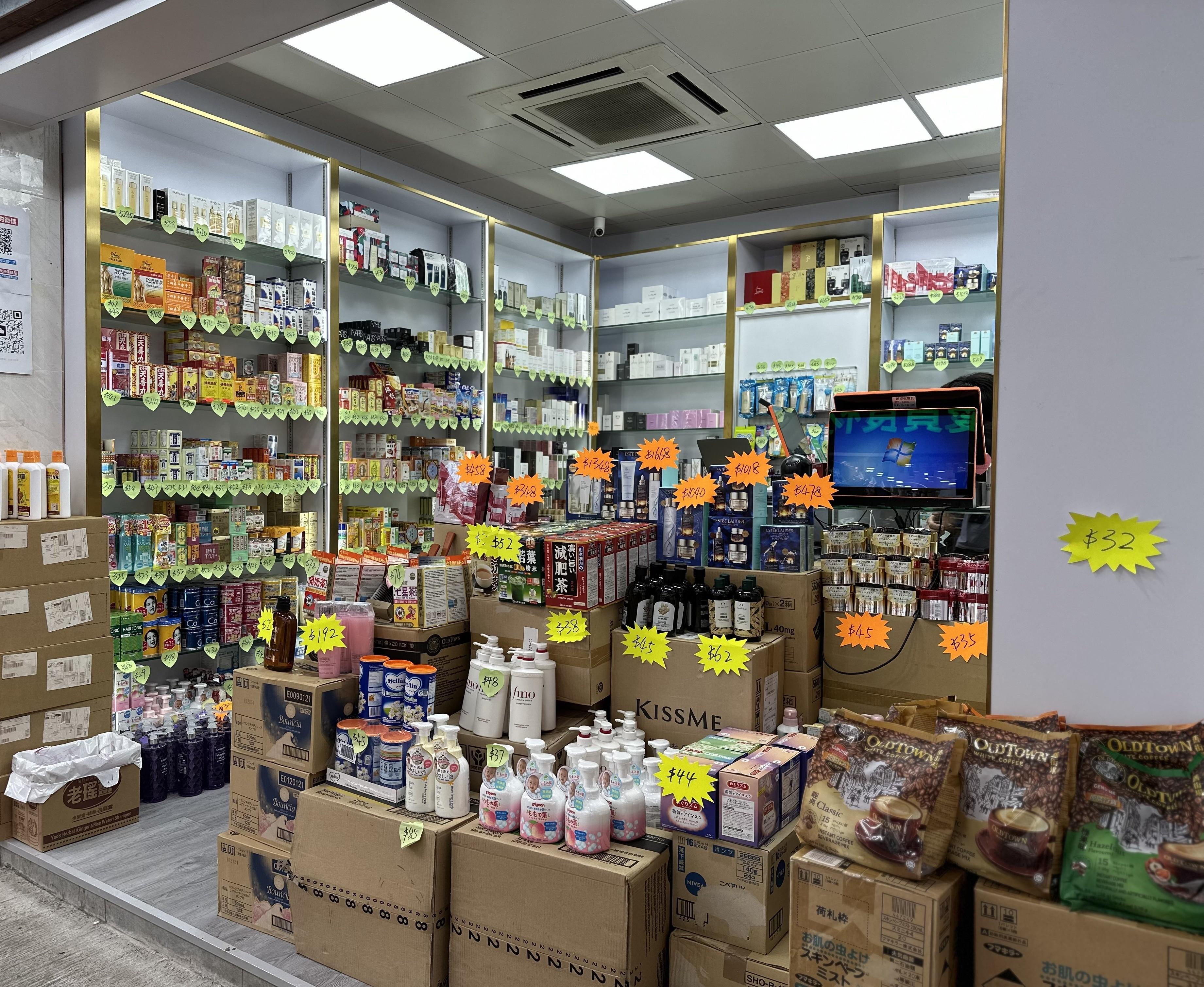 海關打擊售賣冒牌物品 檢獲約4500件懷疑冒牌物品並拘捕2人