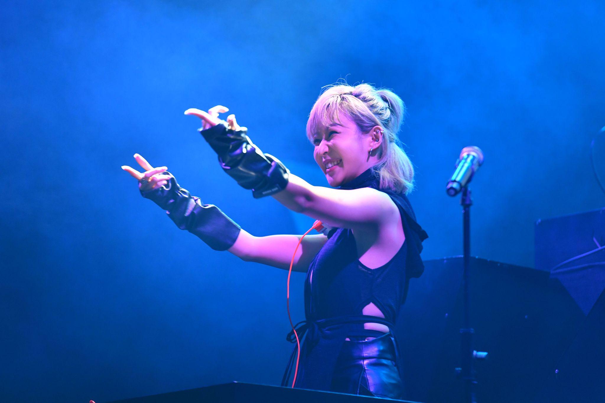 樂宜打頭陣登場打碟。