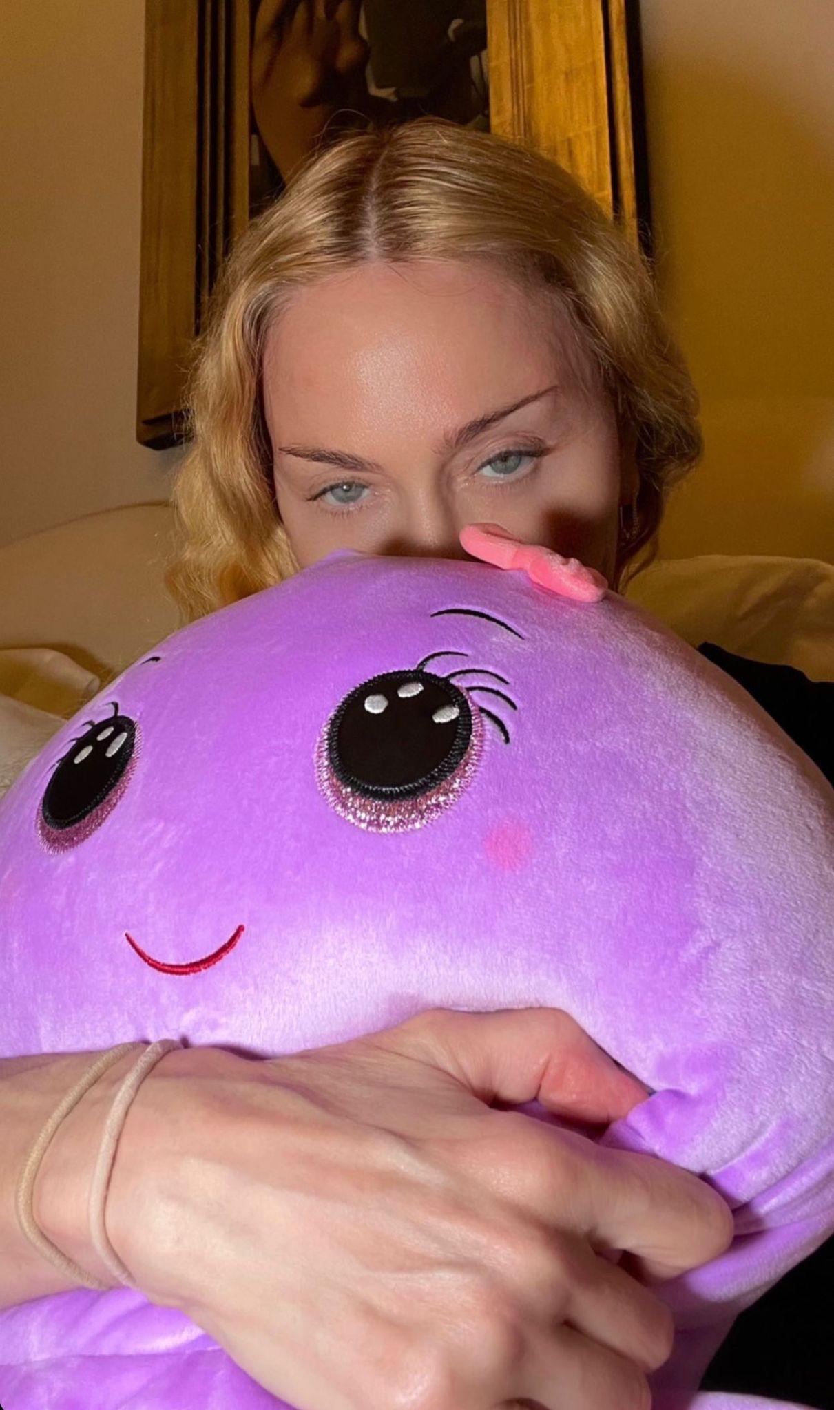 麥當娜暫停一切工作,目前會專心休養。