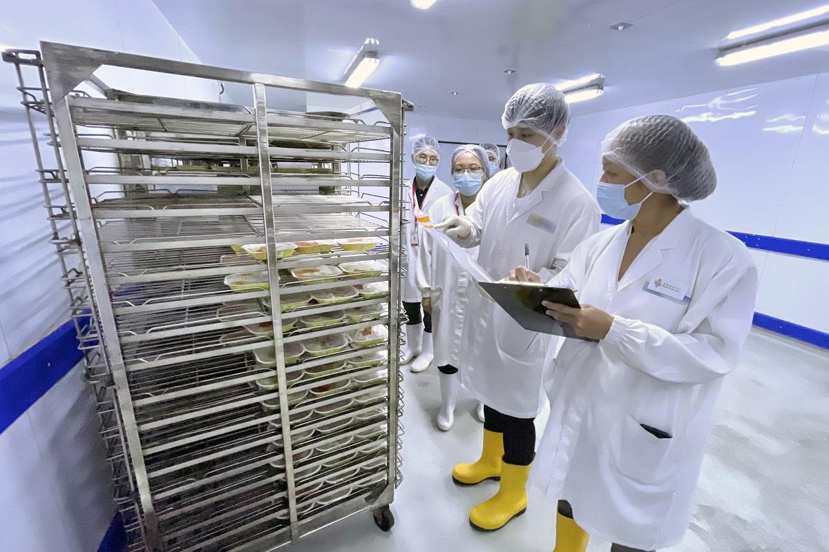 食環署近日開始巡查學校午膳飯盒供應商廠房。(政府新聞處)
