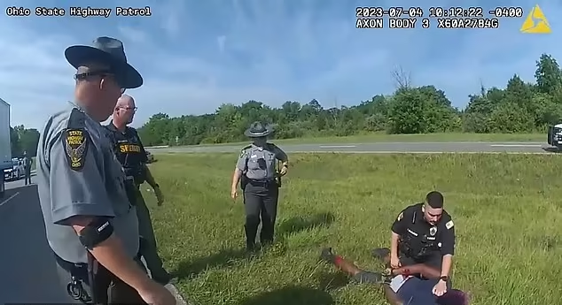 黑人司機舉雙手半跪投降,仍遭美警放咬狗。(互聯網)