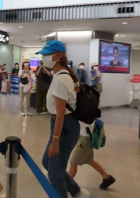 peco拖住兒子返回日本,未有回答記者提問。