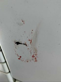 九霄驚魂|一名男乘客「爆樽」襲擊他人,血濺機艙。(互聯網)