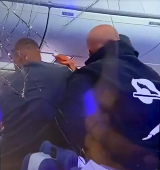 九霄驚魂|一名男乘客「爆樽」襲擊他人。(互聯網)