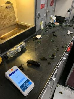 九霄驚魂|施襲男先在廚房區域「爆樽」,玻璃碎四處散落。(互聯網)