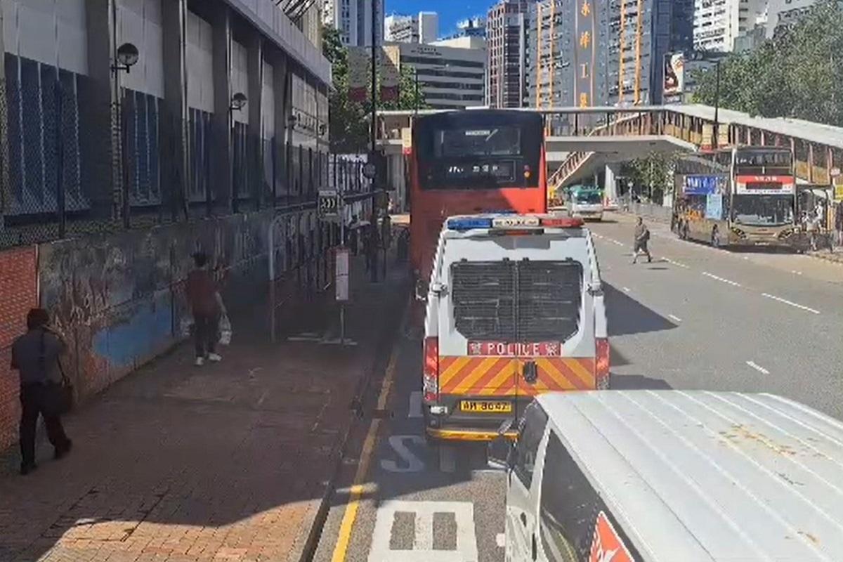 葵涌下午發生交通意外,網上片段顯示意外前亦有男子橫過馬路。(網上片段截圖)