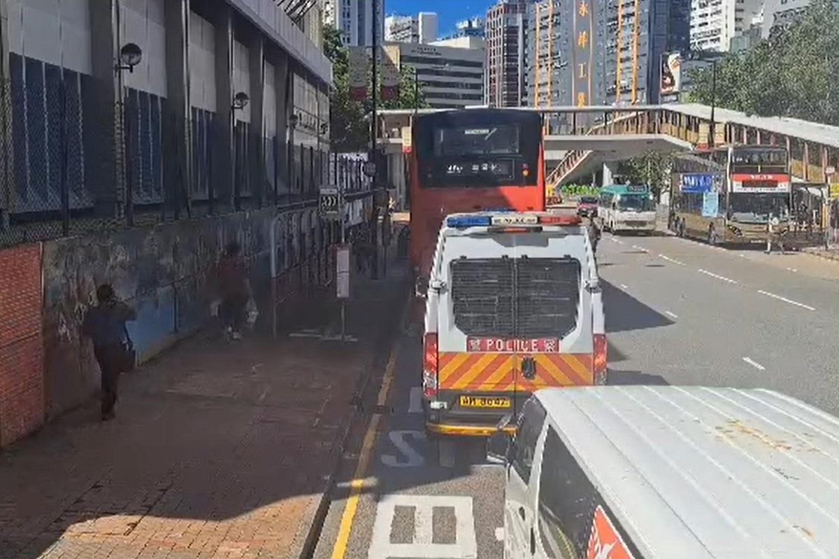 葵涌下午發生交通意外,網上片段顯示傷者在一輛巴士前過馬路,懷疑未有留意交通情況。(網上片段截圖)