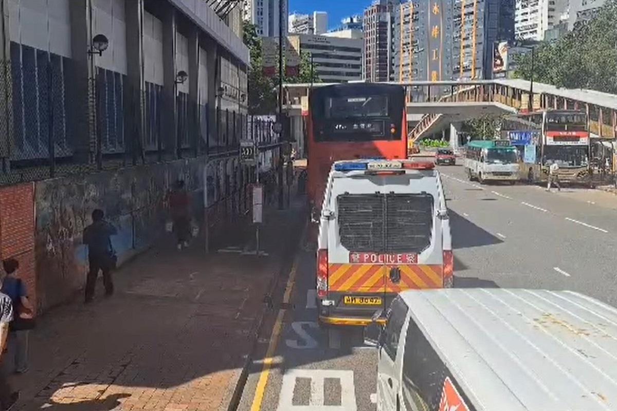 葵涌下午發生交通意外,網上片段顯示傷者在一輛巴士前過馬路,懷疑未有留意交通情況。(網上片段截圖)