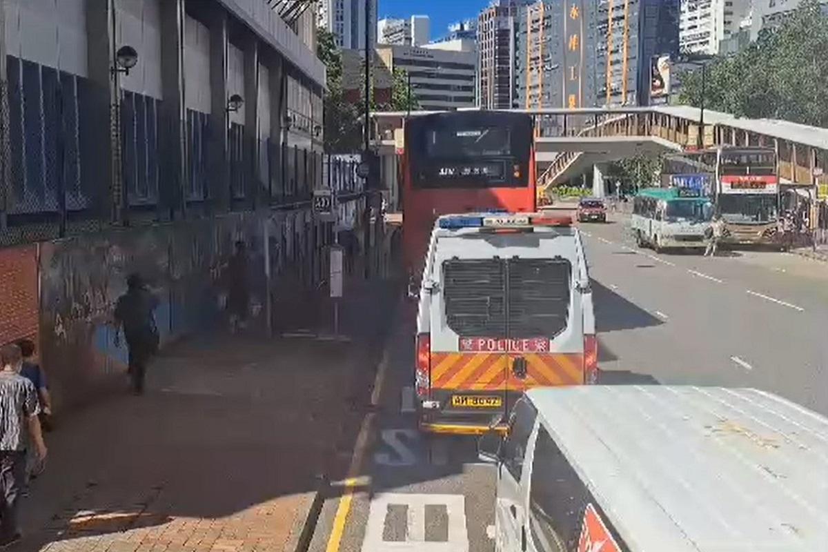 葵涌下午發生交通意外,網上片段顯示傷者留意到駛至的小巴時,已隨即被其撞倒。(網上片段截圖)