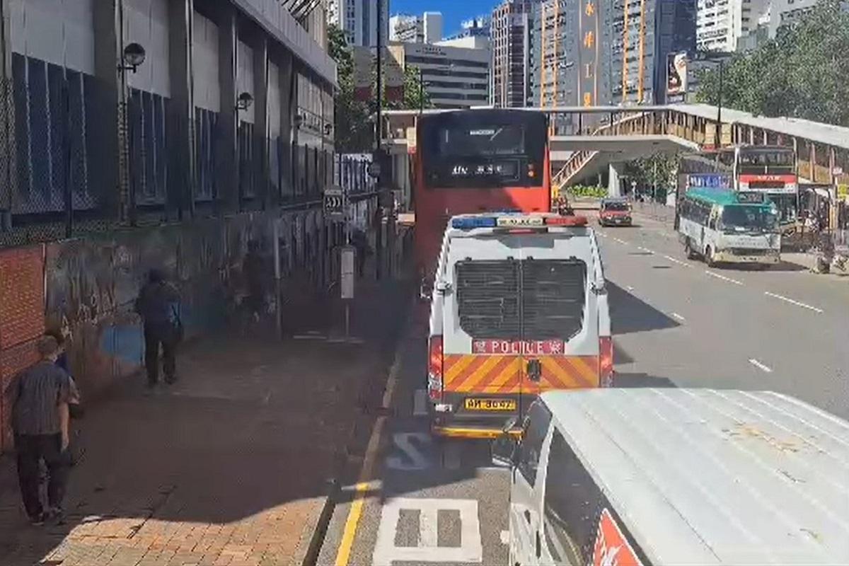 葵涌下午發生交通意外,網上片段顯示傷者留意到駛至的小巴時,已隨即被其撞倒。(網上片段截圖)