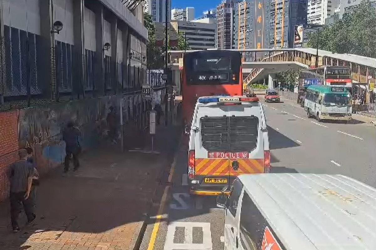 葵涌下午發生交通意外,網上片段顯示傷者留意到駛至的小巴時,已隨即被其撞倒。(網上片段截圖)