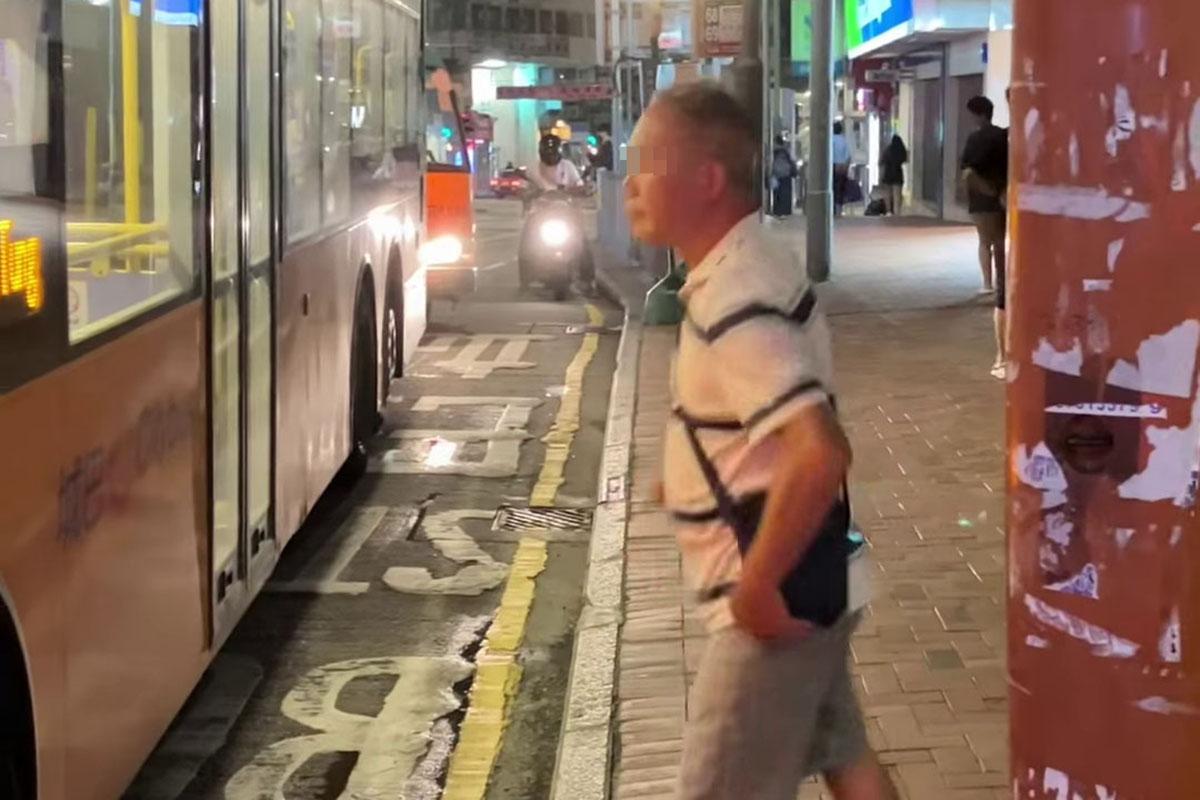 鰂魚涌惠安苑巴士站有巴士疑被私家車阻礙埋站,一名中年漢落車後多番折返及指罵車長「×你老×」。(網民Anson Lau影片截圖@FB群組「車cam L(香港群組)」)