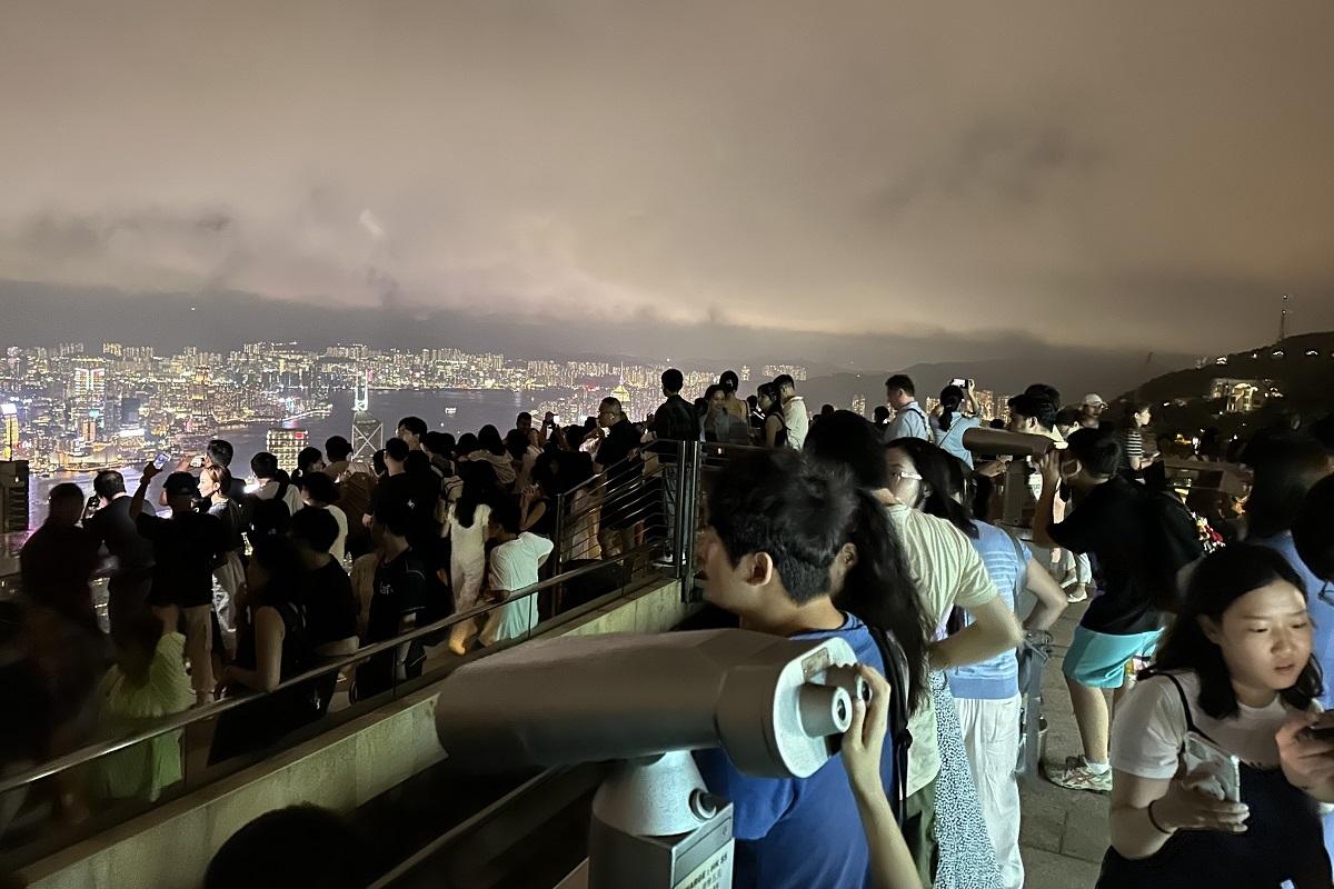 有網民分享晚上8時山頂人頭湧湧。(LIHKG討論區網民「胸懷帶子」)