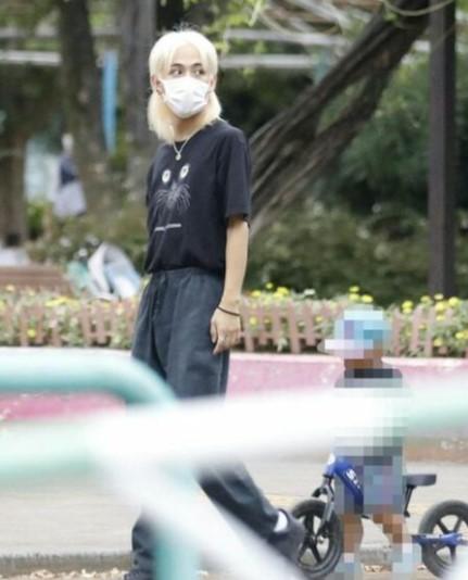 ryuchell曾被傳媒拍得帶兒子到公園享受親子樂。