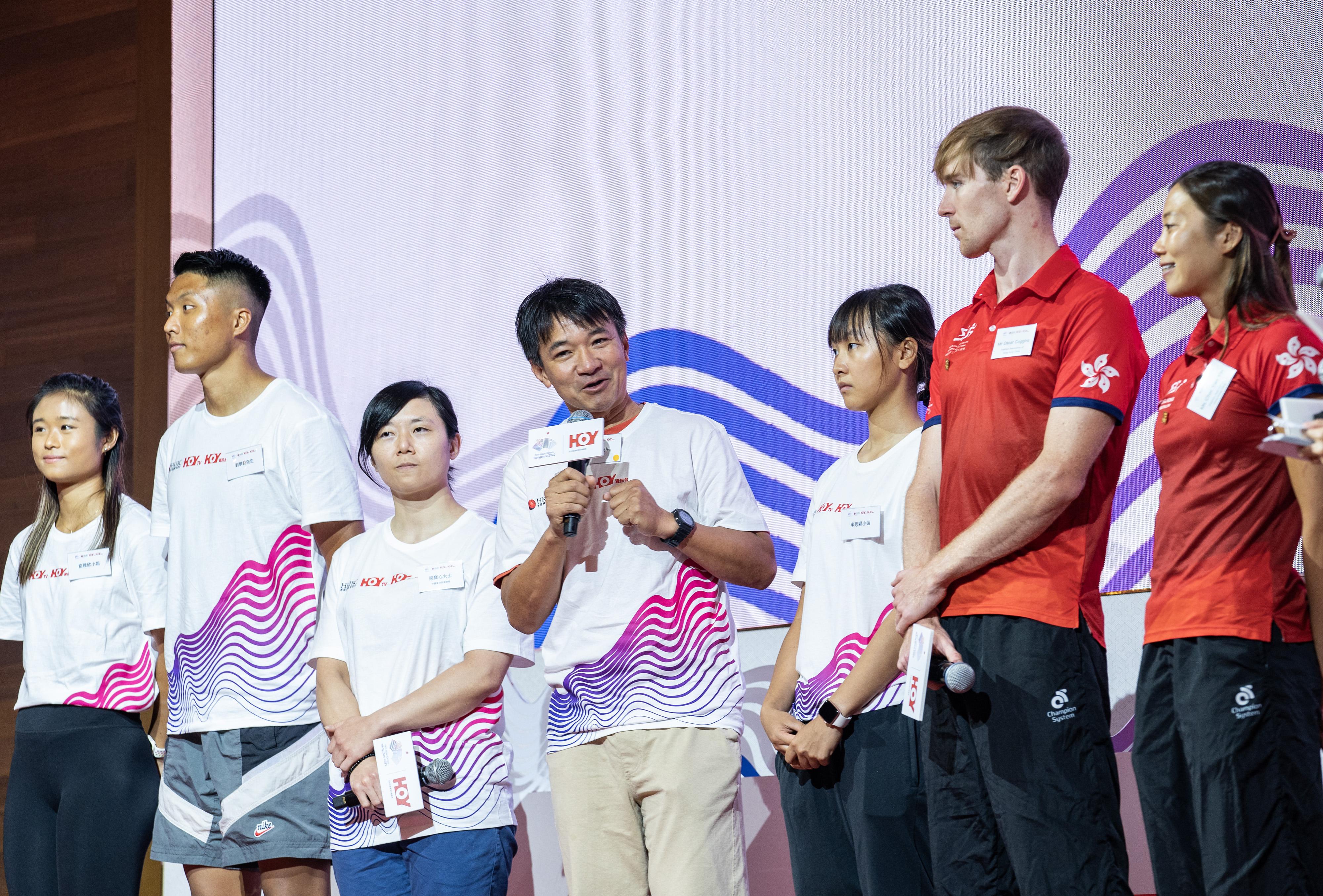 黃金寶為香港運動員在杭州亞運陣前打氣。(中新社)