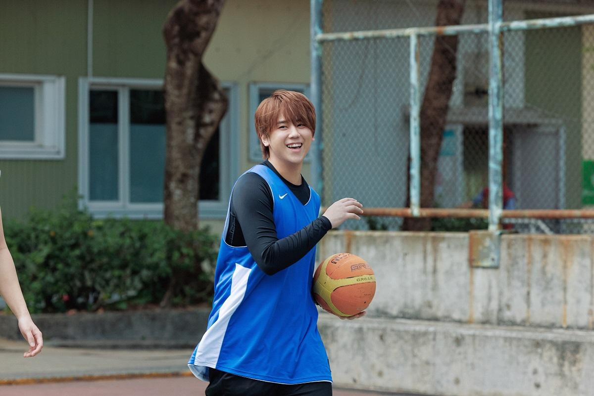 姜濤打籃球,自然流露開心笑容。