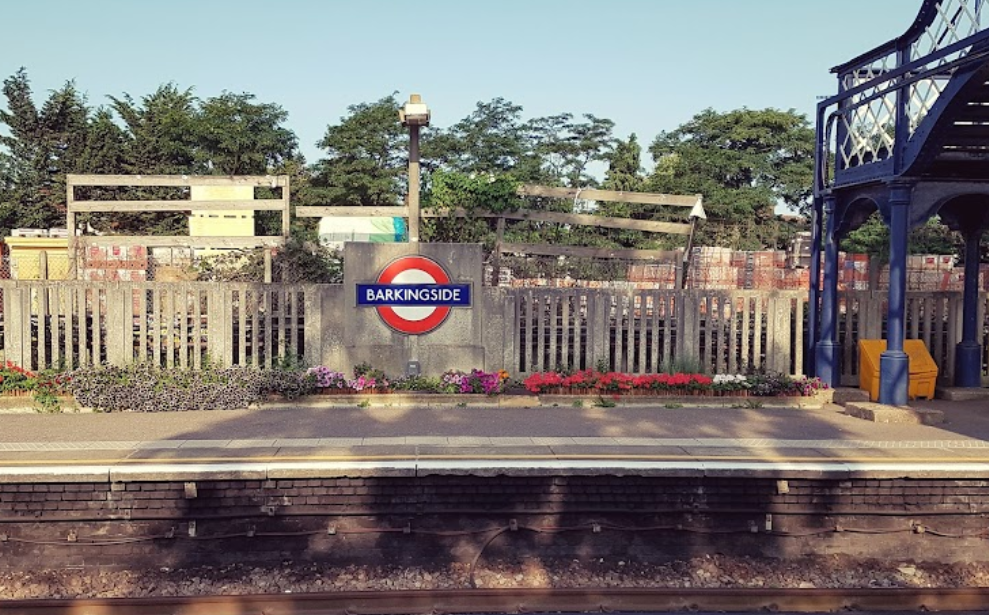 庫明斯當日想從球場後方,前往車站(圖)。(互聯網)