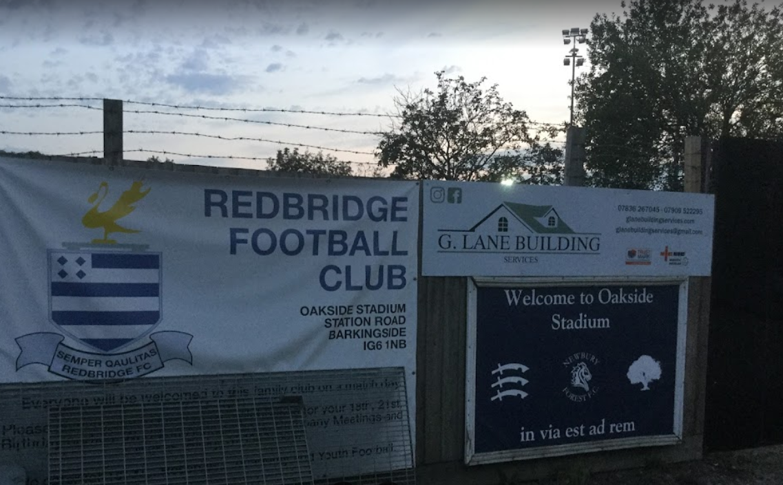 庫明斯當日想從球場(圖)後方,前往車站。(互聯網)