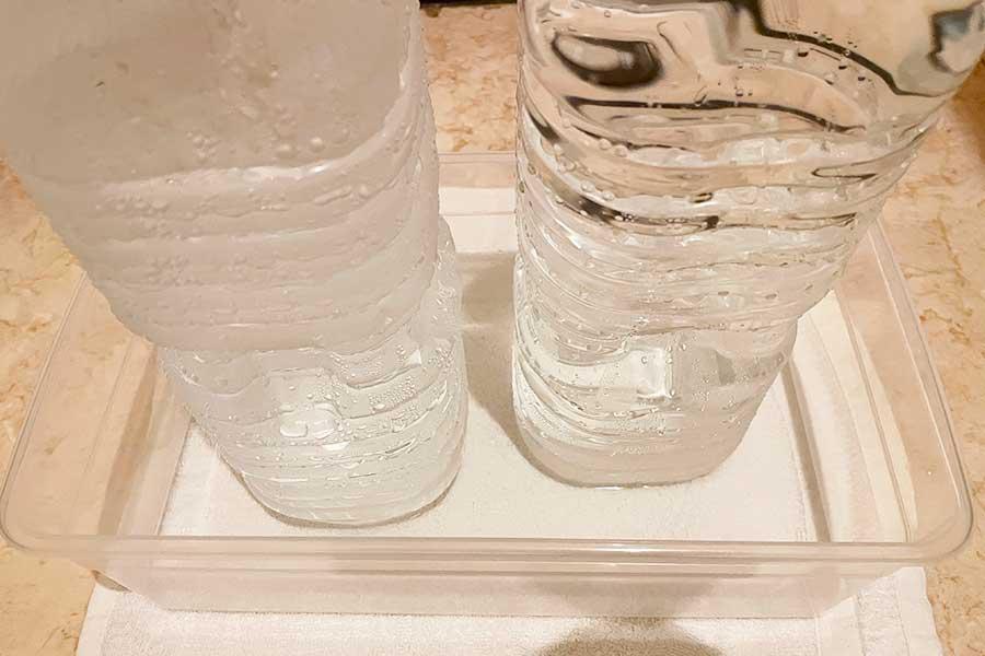 大暑|日本室內降溫實驗五小時後:兩個水樽的冰塊都融化,實驗結束,室內溫度回升至27.5°C,濕度亦因冰塊完全融化、空氣不再冷卻而升至72%。