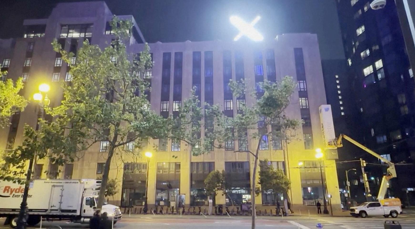 Twitter|三藩市總部頂樓上的巨型X標誌晚上發出耀眼強光。(路透社)