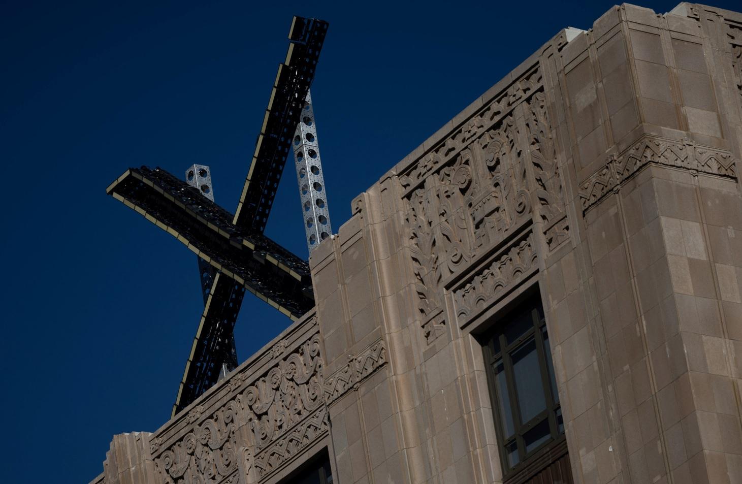 Twitter|三藩市總部頂樓上裝上巨型X標誌。(路透社)