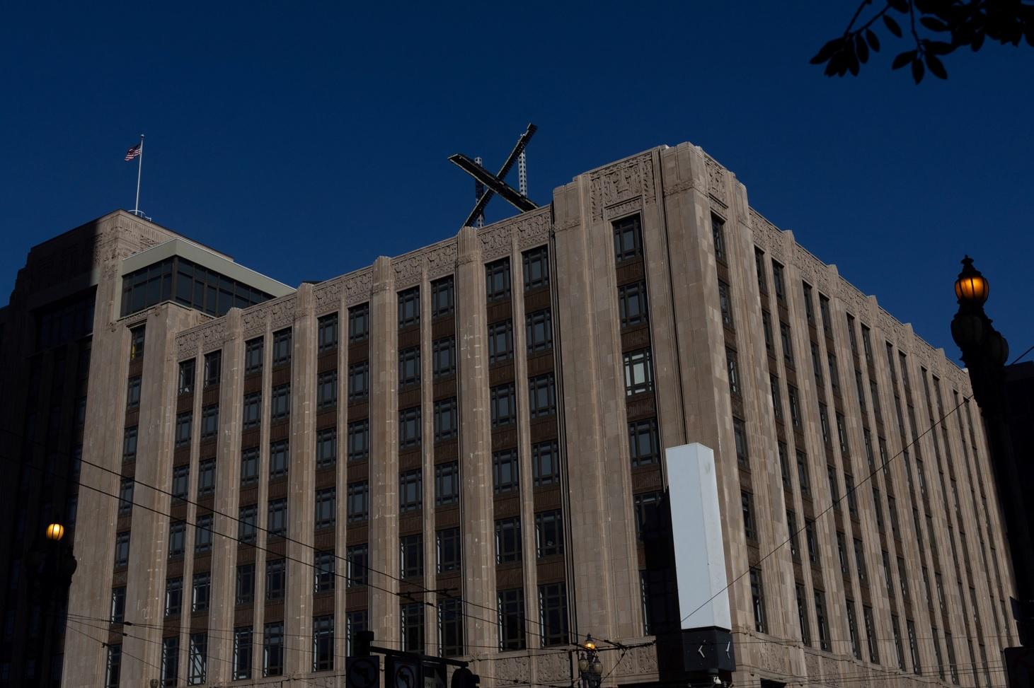 Twitter|三藩市總部頂樓上裝上巨型X標誌。(路透社)