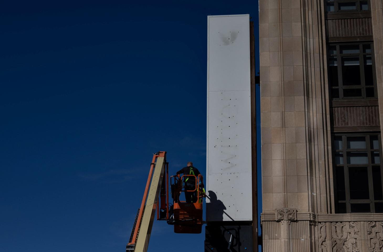 Twitter|工人拆除三藩市總部舊有的Twitter標誌。(路透社)