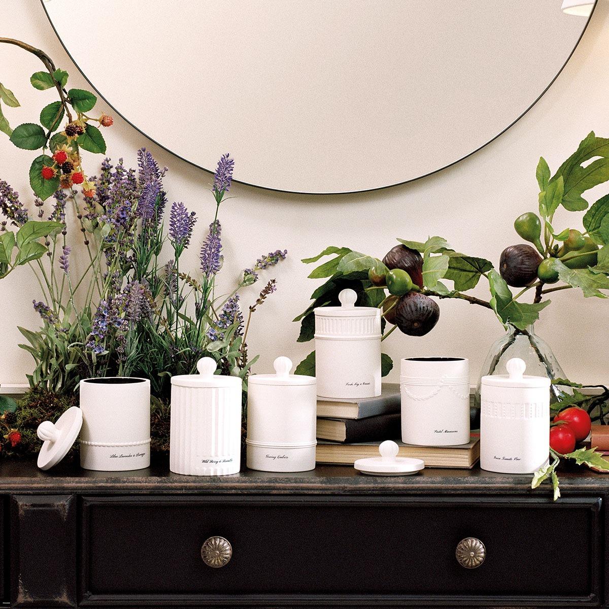 蕃茄藤蔓白瓷工藝蠟燭 $1,030/300g 英國梨與小蒼蘭滿室幽香藤枝擴香組 $815/165ml