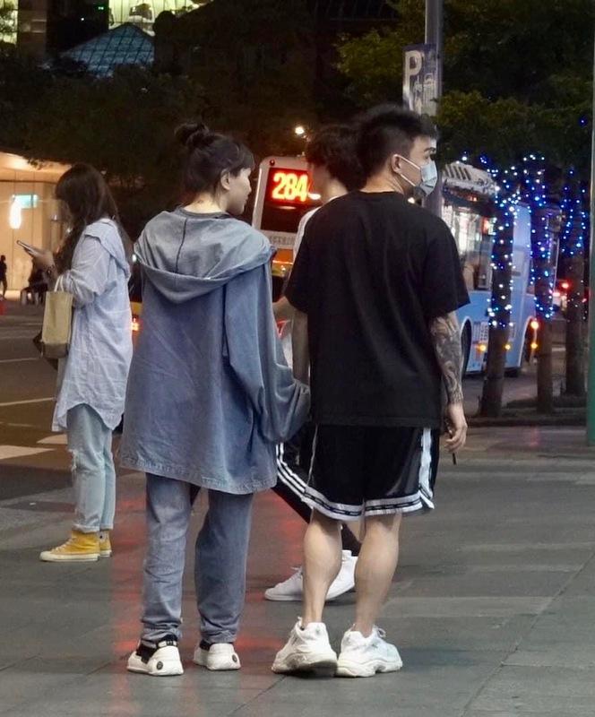 Toyz搭上爆乳新歡榕榕子,台灣網民公開兩人搭上證據。