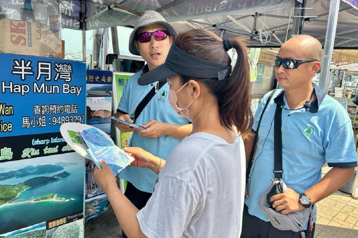 漁護署在西貢碼頭一帶加強宣傳不要出海「追鯨」。(陳國基FB)