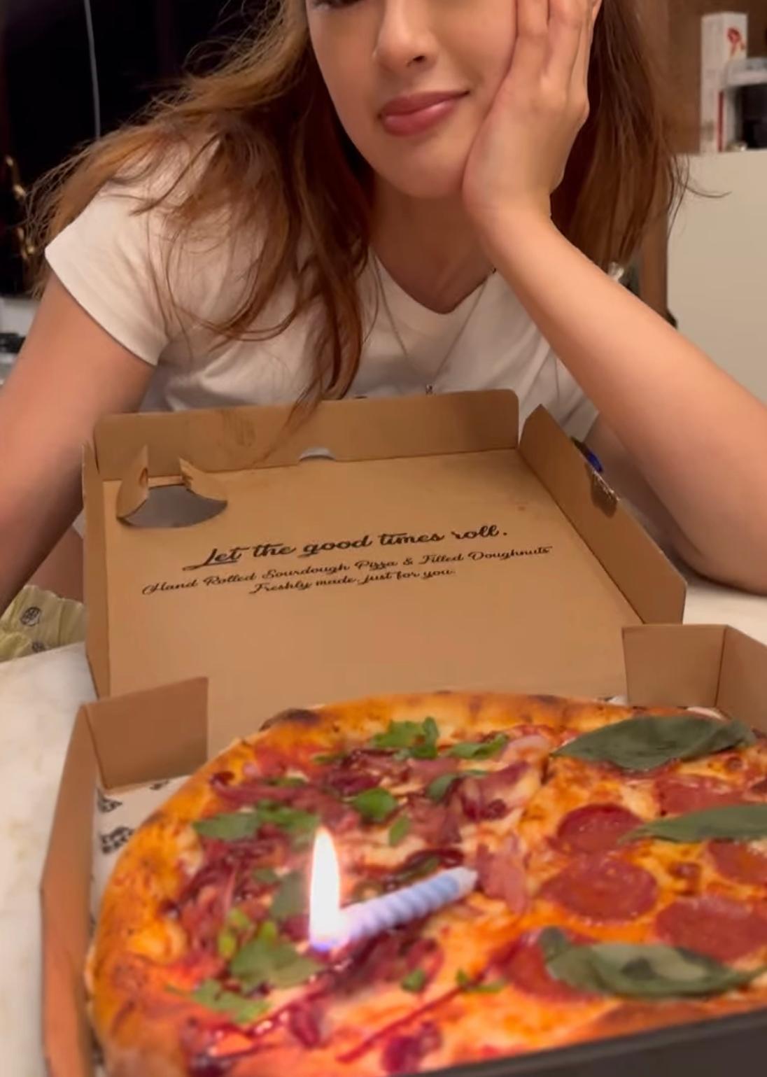 Tyson Yoshi唱出生日歌時蠟燭卻突然倒下,他立即爆粗。