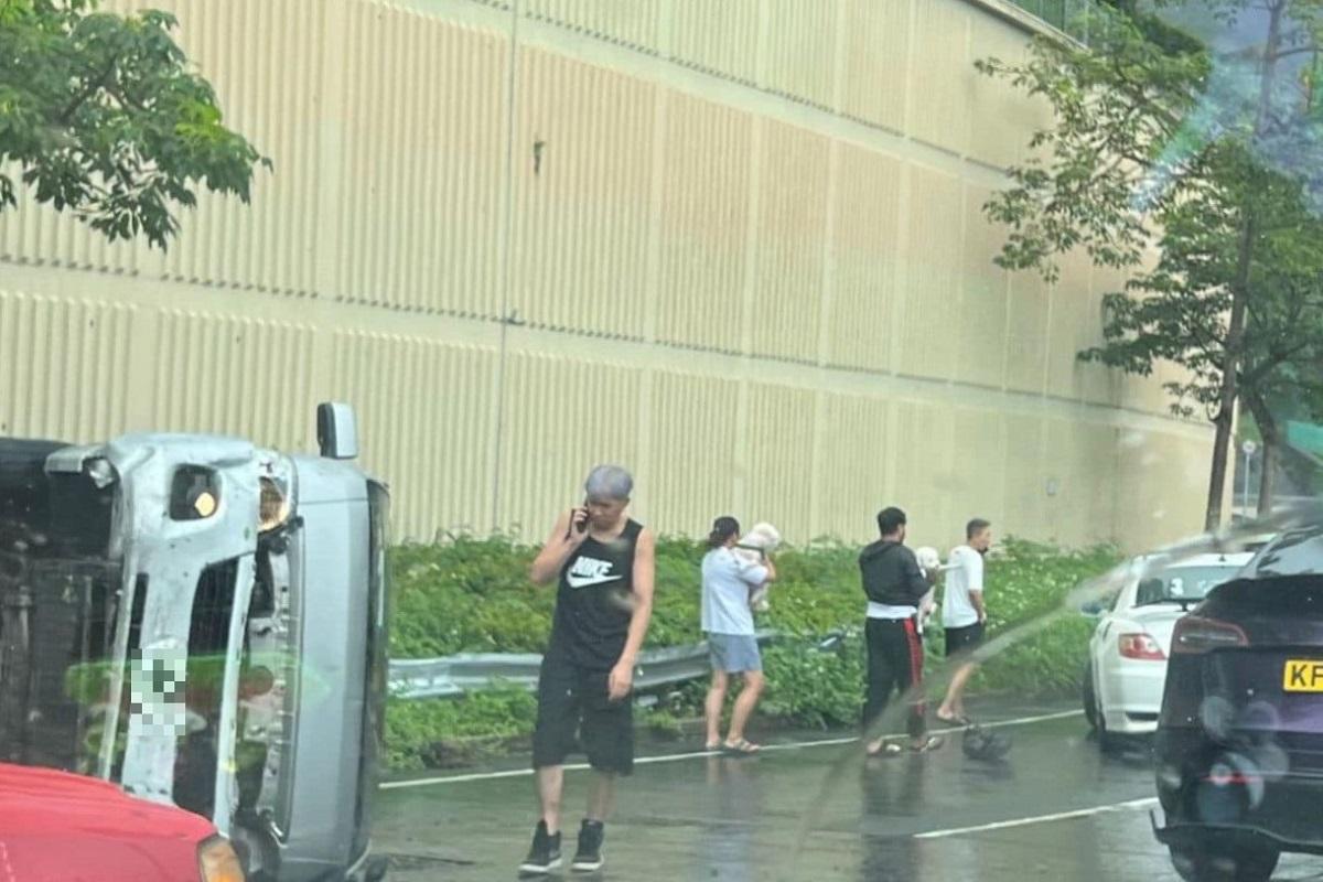 龍翔道有客貨車疑天雨路滑失事翻側。(網上圖片)