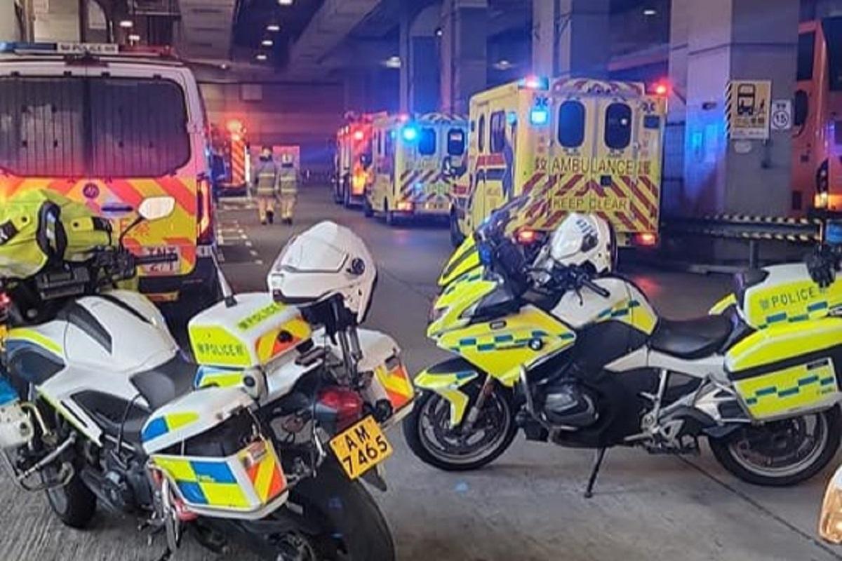 逸東邨有兩輛新大嶼山巴士相撞,多輛警車及救護車接報到場。(網民Wong Yin Yee@FB群組「東涌逸東邨谷」)